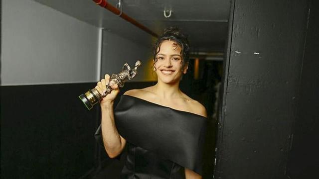 Rosalía posa amb el premi a la Compositora Internacional de l’Any.