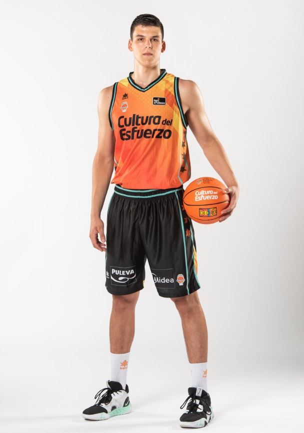 Las nuevas equipaciones de Valencia Basket: ¡Sorpresa con 'pólvora y cenizas'!