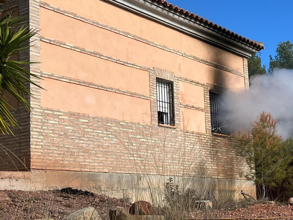 Las ventanas estaban enrejadas y de las mismas procedía un humo gris espeso.
