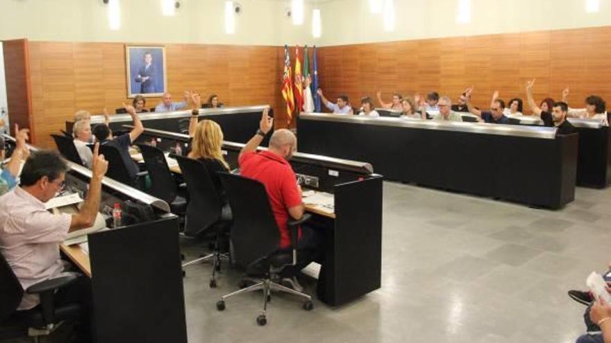 Un instante de la sesión plenaria celebrada ayer en el Ayuntamiento de San Vicente.