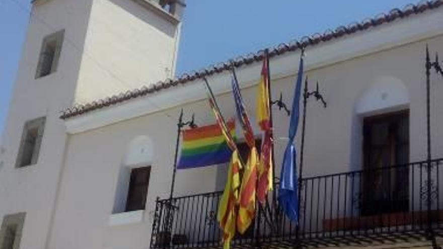 La bandera del Orgullo Gay ondea en varios pueblos  del Alto Palancia