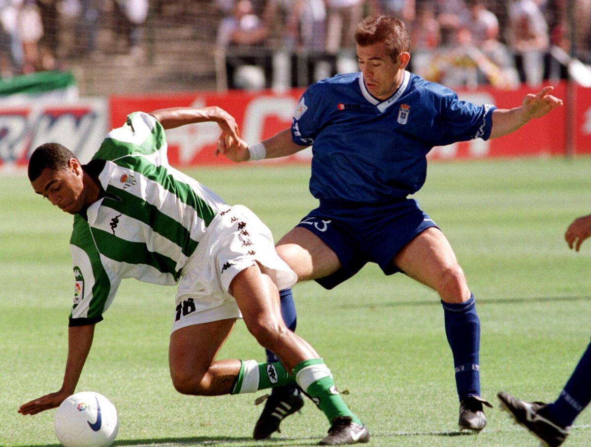 Denilson disputa un balón con Escurza durante el Betis-Oviedo de abril de 1999 en el Manuel Ruiz de Lopera