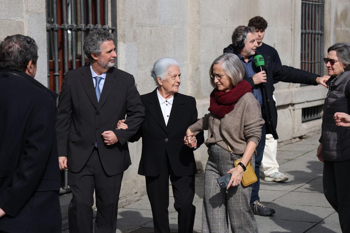 La hermana de Raúl del Pozo llega a capilla ardiente por Raúl del Pozo instalada en la Casa de la Villa, a 11 de marzo de 2026, en Madrid (España). El periodista y escritor ha fallecido a los 89 años de edad.