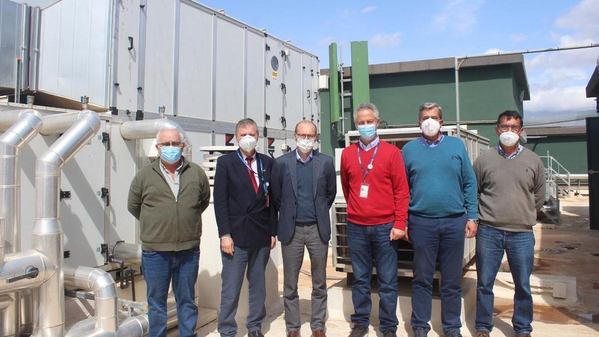 José Antonio Víquez junto a las nuevas instalaciones energéticas del hospital de la Axarquía.