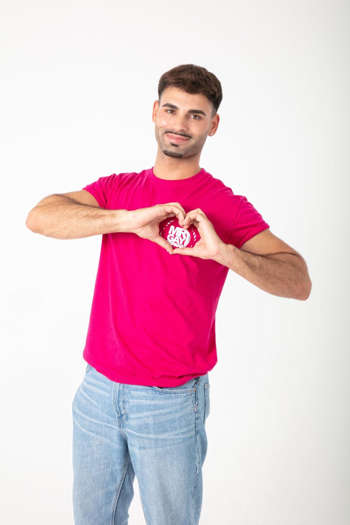 El vigués Kevin Carrera con la camiseta de Mr. Gay España.