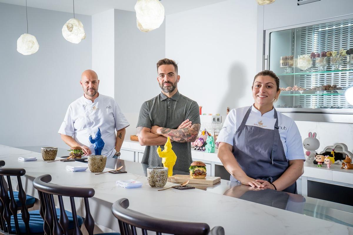 Barrera, con Andrea Bernardi y Fernanda Fuentes, del restaurante Nub, con quien colaboró para la elaboración de una hamburguesa.