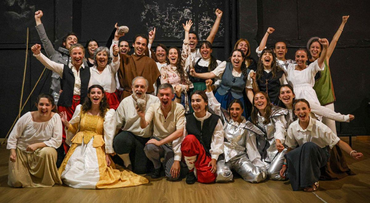 O elenco da obra ‘Honra. A non historia de María Pita’, nun ensaio. |  Germán Barreiros/Roller Agencia