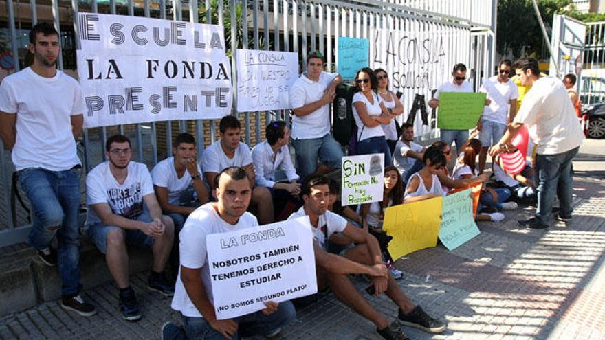 Alumnos y profesores de La Fonda se manifiestan ante el Edificio Negro el pasado verano.