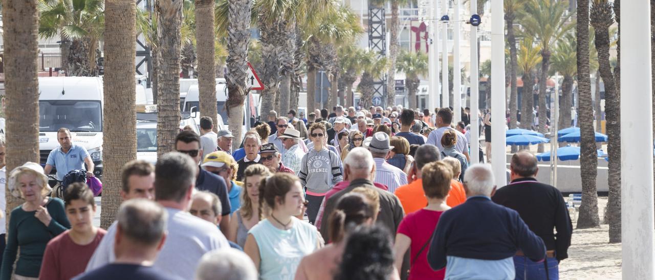 El paseo marítimo de Benidorm, Alicante, lleno de turistas durante las vacaciones de Semana Santa de 2019