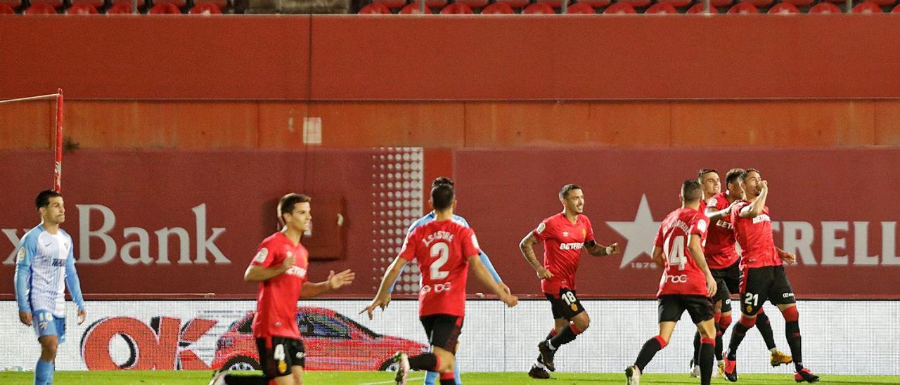 Raíllo (21) celebra el gol que marcó al Málaga y que supuso el segundo gol del Mallorca.