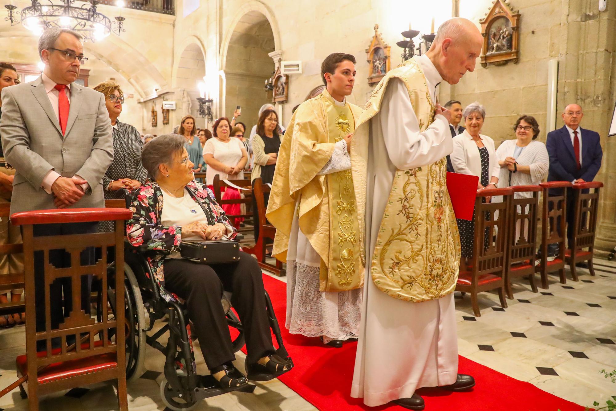 Oficia su primera misa con tan solo 24 años: así fue el multitudinario debut del sacerdote Ernesto Gómez Juanatey