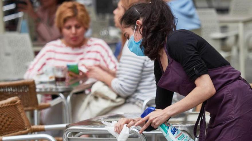 Cierran tres restaurantes en Canarias por positivos en coronavirus