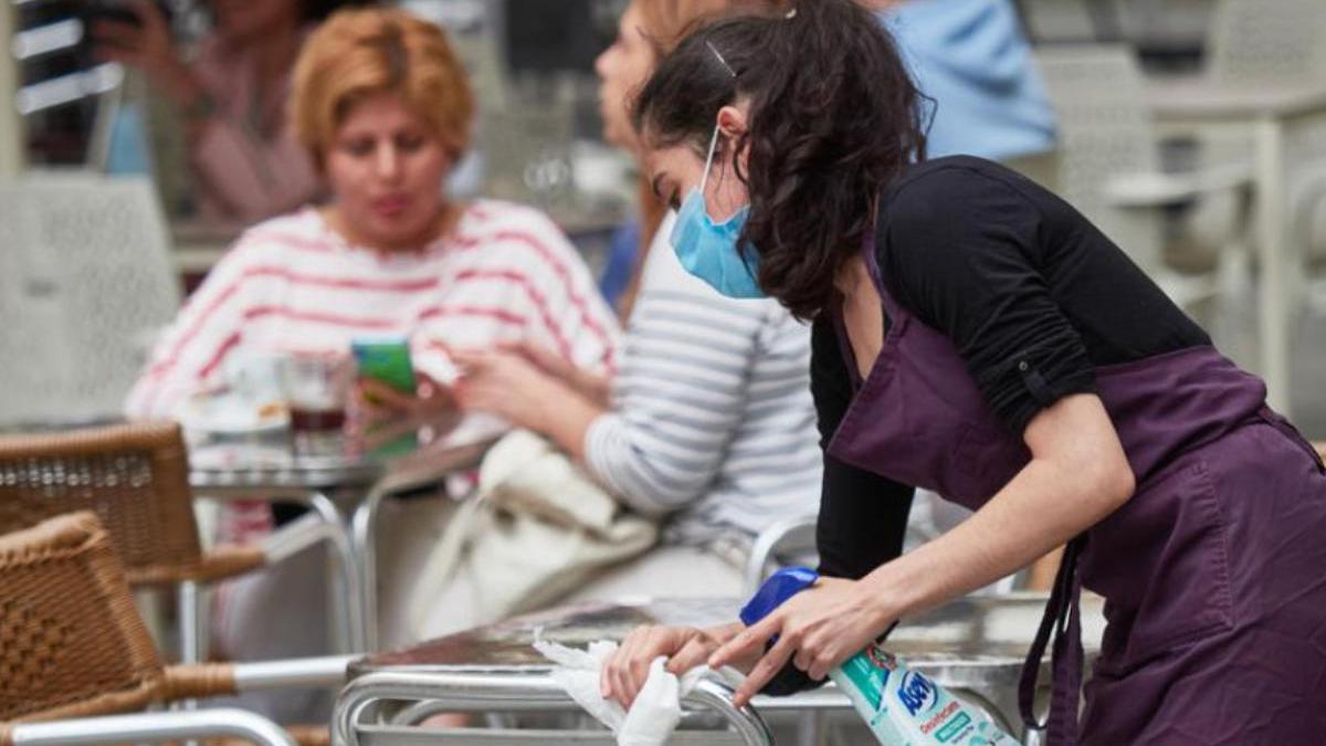 Cierran tres restaurantes en Canarias por positivos en coronavirus