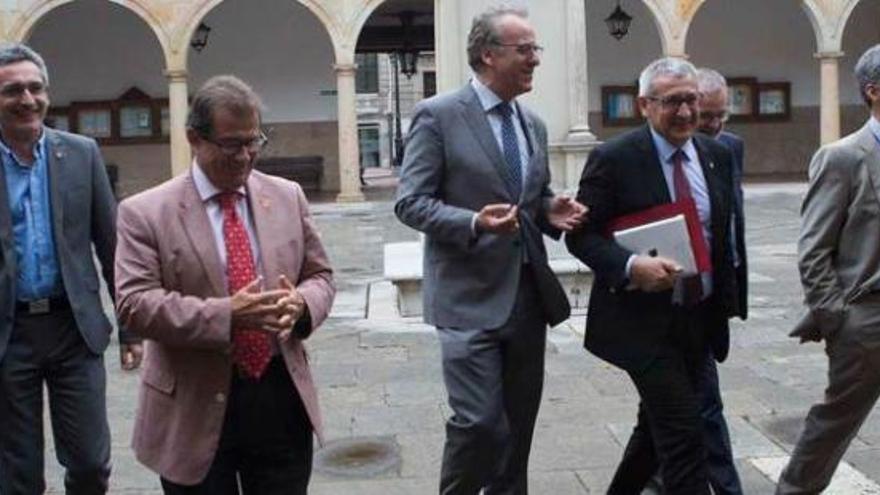 Por la izquierda, los rectores de Castilla-La Mancha, Miguel Ángel Collado; La Rioja, Julio Rubio; Baleares, Llorenç Huguet; el de Extremadura y presidente de la CRUE, Segundo Píriz; el anfitrión y nuevo presidente del G-9, el asturiano Santiago García Granda; el rector de Cantabria, Ángel Pazos, y el de la Pública de Navarra, Alfonso Carlosena.