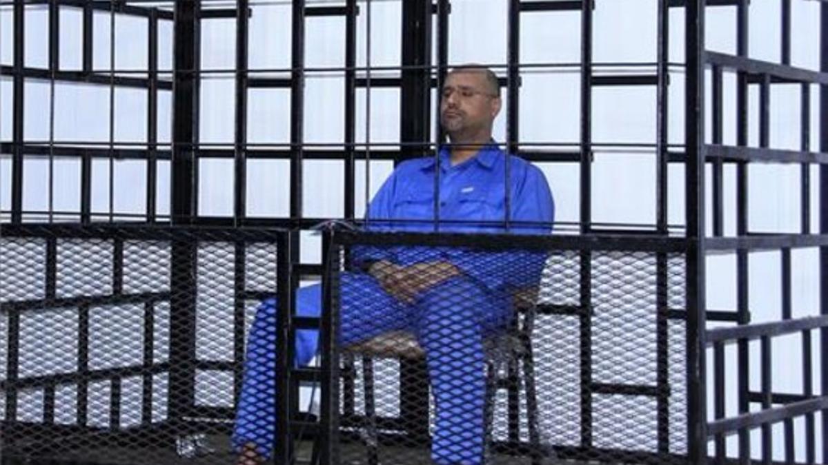 Saif al Islam Gaddafi, hijo del que fuera dictador de Libia, atiende a una sesión penal a distancia desde Zintan, donde se encuentra detenido, el 25 de mayo de 2015.