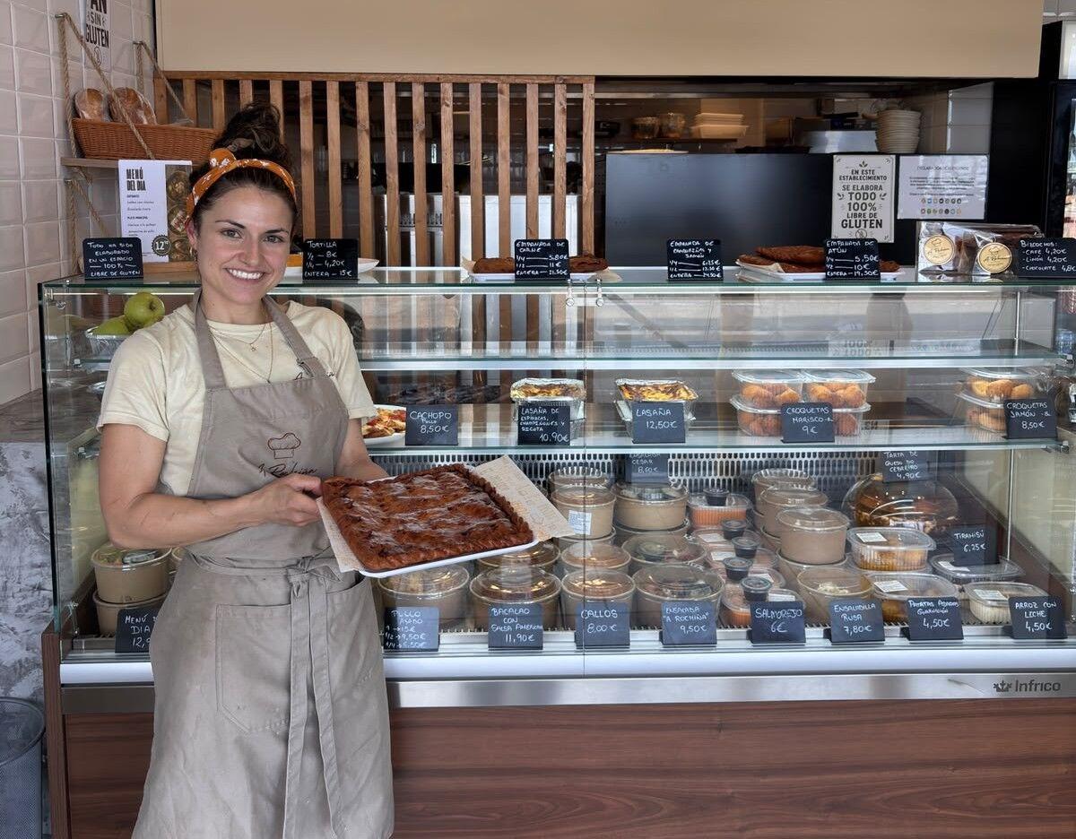 Sara Rochas, la propietaria de A Rochiña, con una de sus empanadas sin gluten.