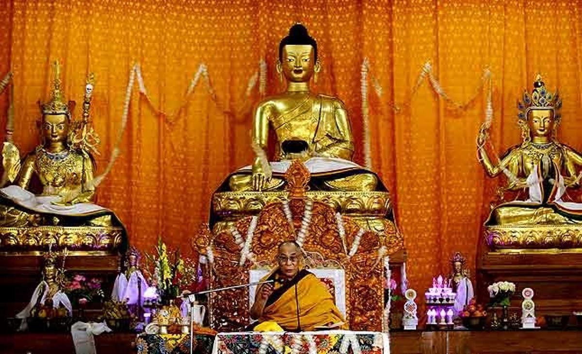 El líder espiritual tibetà, el dalai-lama, parla en l’obertura del monestir Shudseb Ogyen Dzong Nyingmapa, a prop de Dharamsala (Índia).