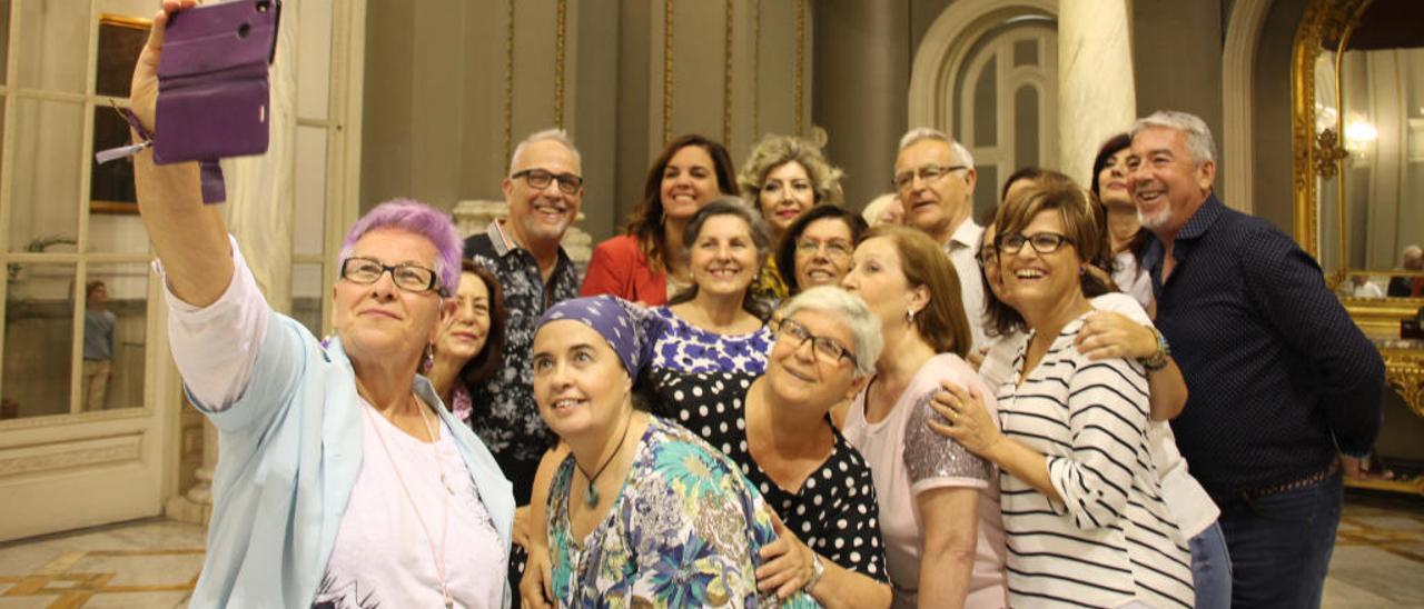 Participantes del Día contra el Maltrato a Personas Mayores en el Salón de Cristal, junto a Joan Ribó.