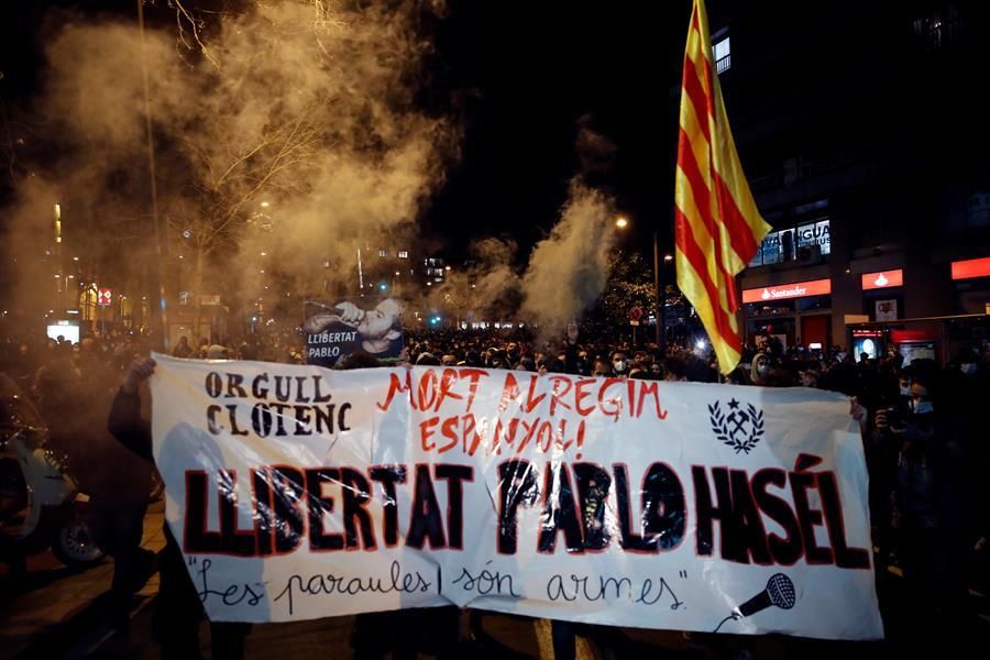 Graves incidentes en Cataluña por la detención del rapero Pablo Hasél