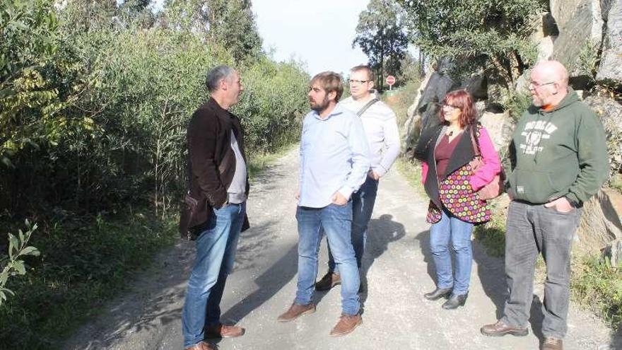 Por la izquierda, el secretario general de Somos en Navia, Óscar Fernández; Daniel Ripa, diputado de la formación; Jesús Iglesias, militante de Somos El Franco; la secretaria del partido en Ibias, Mayi Colubi, y Gustavo Álvarez, de Somos Navia.