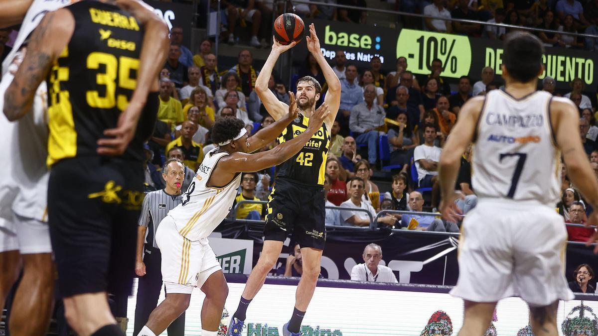 Aaron Doornekamp lanza un triple en el Lenovo-Real Madrid.