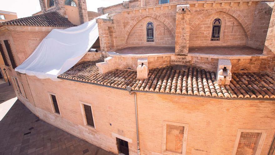 La cabecera gótica de la catedral está tapada actualmente por un muro del siglo XIX .