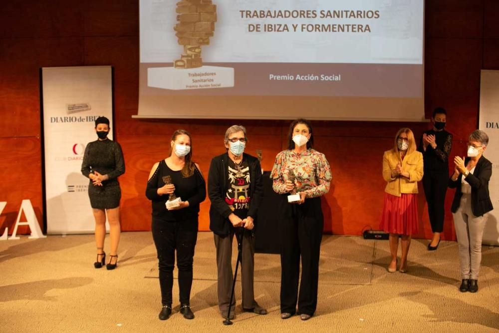 En primer término, de izquierda a derecha,  Inmaculada Muñoz (técnica de laboratorio del Área de Salud de Eivissa y Formentera), Christian Bernard Radtke, que padeció coronavirus y fue el encargado de entregar el Premio a la Acción Social a los trabajadores sanitarios, y Asunción Pablos (coordinadora de medicina interna).