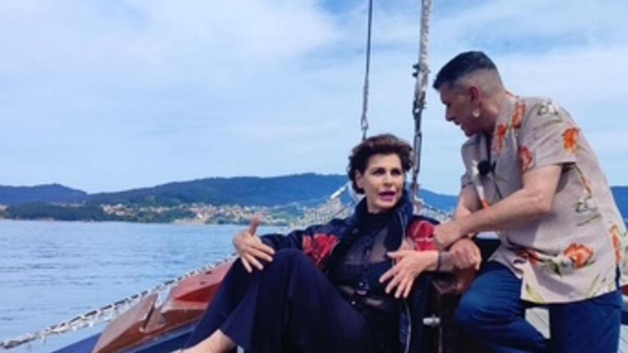 Antonia Dell’Atte e Xisco Feijoó, durante o seu paseo en barco pola ría de Vigo.