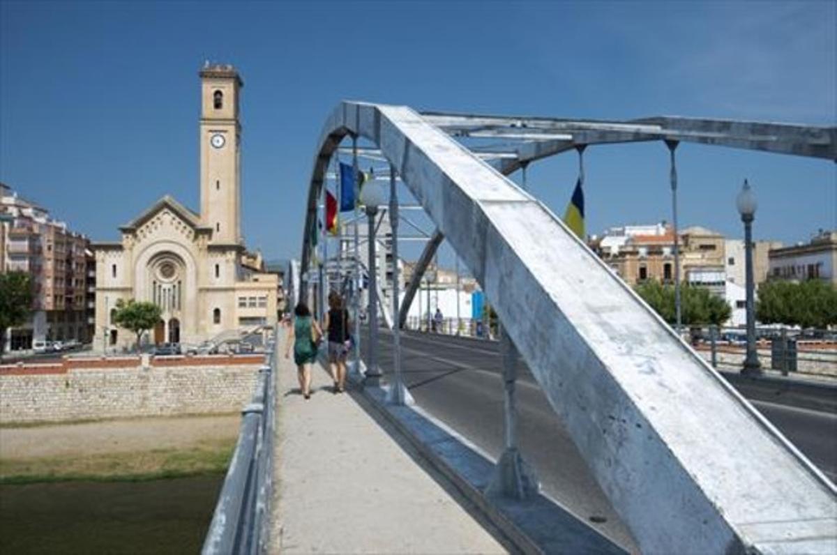 El puente de l’Estat, sobre el Ebro, y al fondo, la iglesia del Roser.