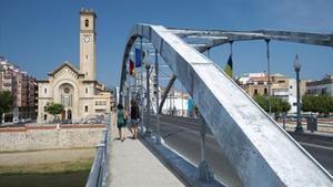 El pont de l’Estat, sobre l’Ebre; i al fons, l’església del Roser.