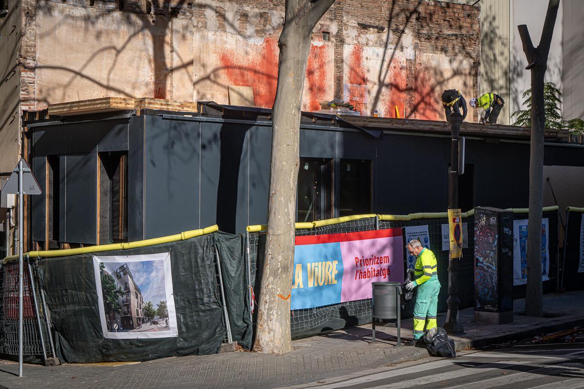 Operarios y voluntarios avanzan en los trabajos de construcción de WikiHousing, un innovador proyecto de vivienda colaborativa ubicado en un solar municipal del barrio de Poble-sec. Barcelona, 3 de febrero de 2026.