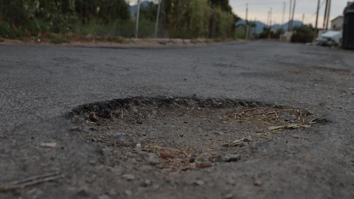 Socavón en un camino rural de Castelló.