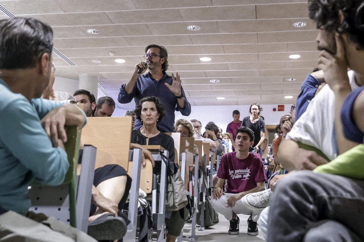 FOTOS | Así ha sido la asamblea ciudadana contra la masificación turística en el IES Sineu