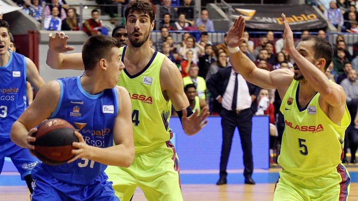 Tomic y Ribas (en la foto ante Cancar) sostuvieron al Barça en Burgos.