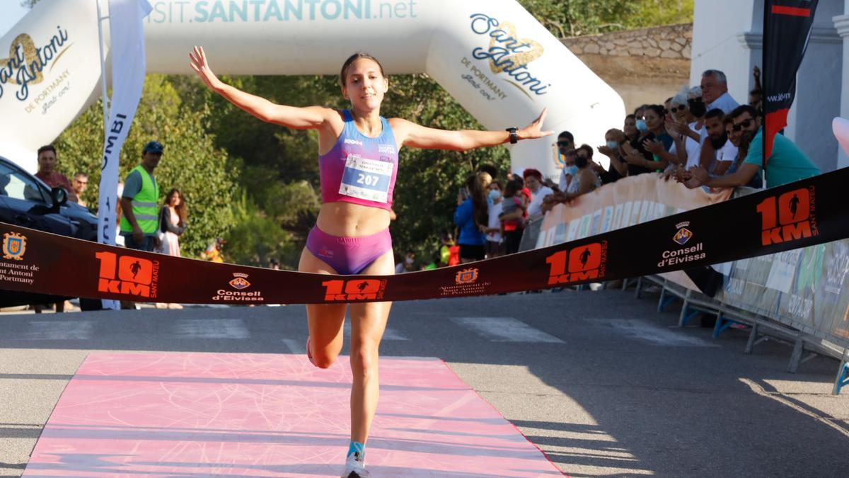 La ganadora de los 10 kilómetros, Laura Luengo, entrando en meta.