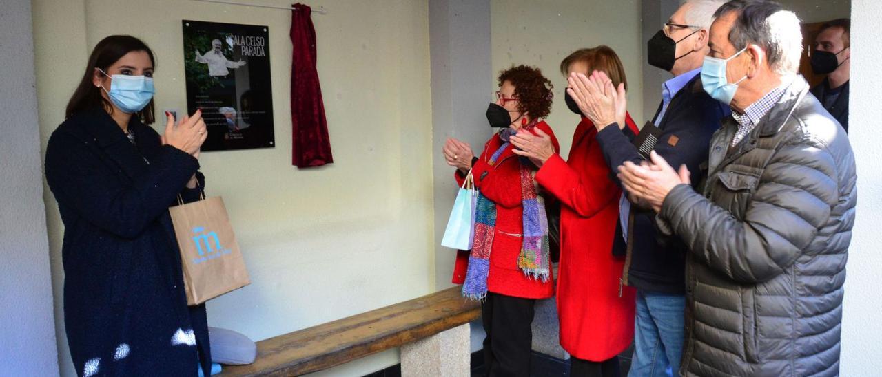 A alcaldesa, a muller de Celso Parada e representantes de Nós, tras a descoberta da placa conmemorativa. | GONZALO NÚÑEZ
