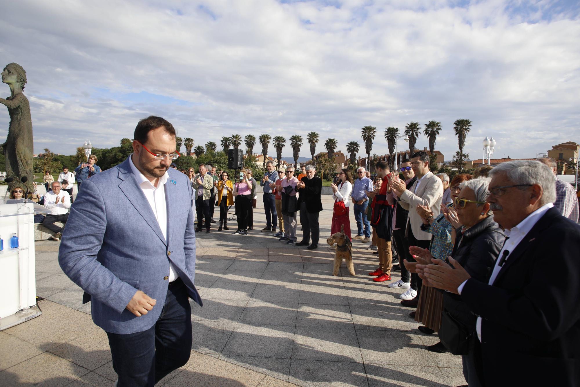 EN IMÁGENES:  Así fue el homenaje a los exiliados por la Guerra Civil y la posterior represión franquista organizado por los socialistas de Gijón junto a la estatua de "La Madre del Emigrante"