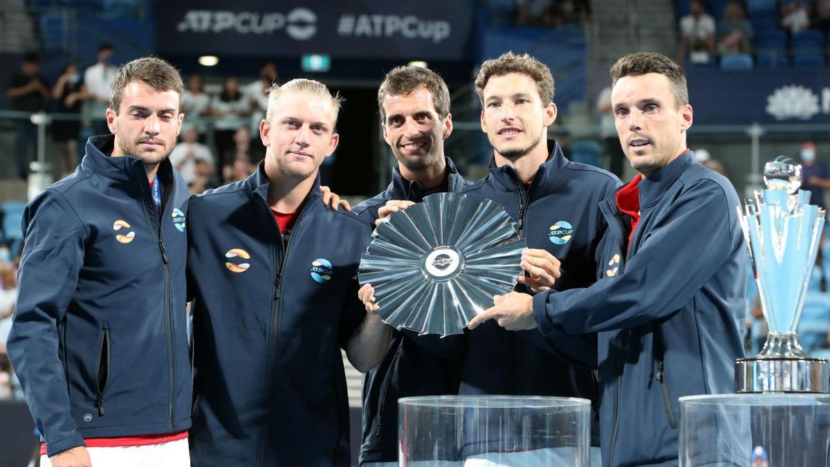 El equipo español de la Copa ATP, con los valencianos Pedro Martínez y Roberto Bautista, con el trofeo de subcampeón. | REUTERS