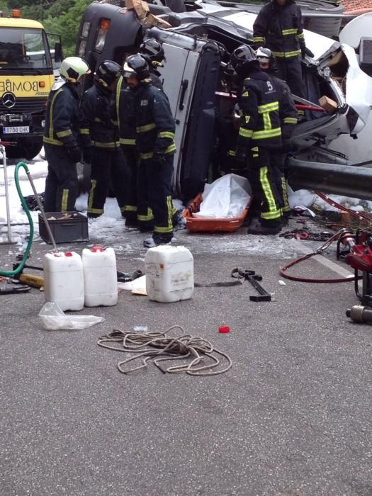 Accidente de un camión en Peñamellera