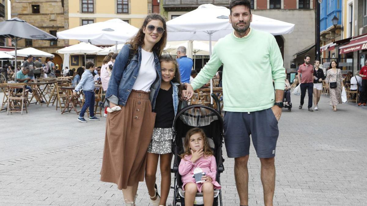 Paola Sánchez, Rafael Roldán y sus hijas Emma (de pie) y Alicia, ayer, en la plaza del Marqués. | Fernando Rodríguez