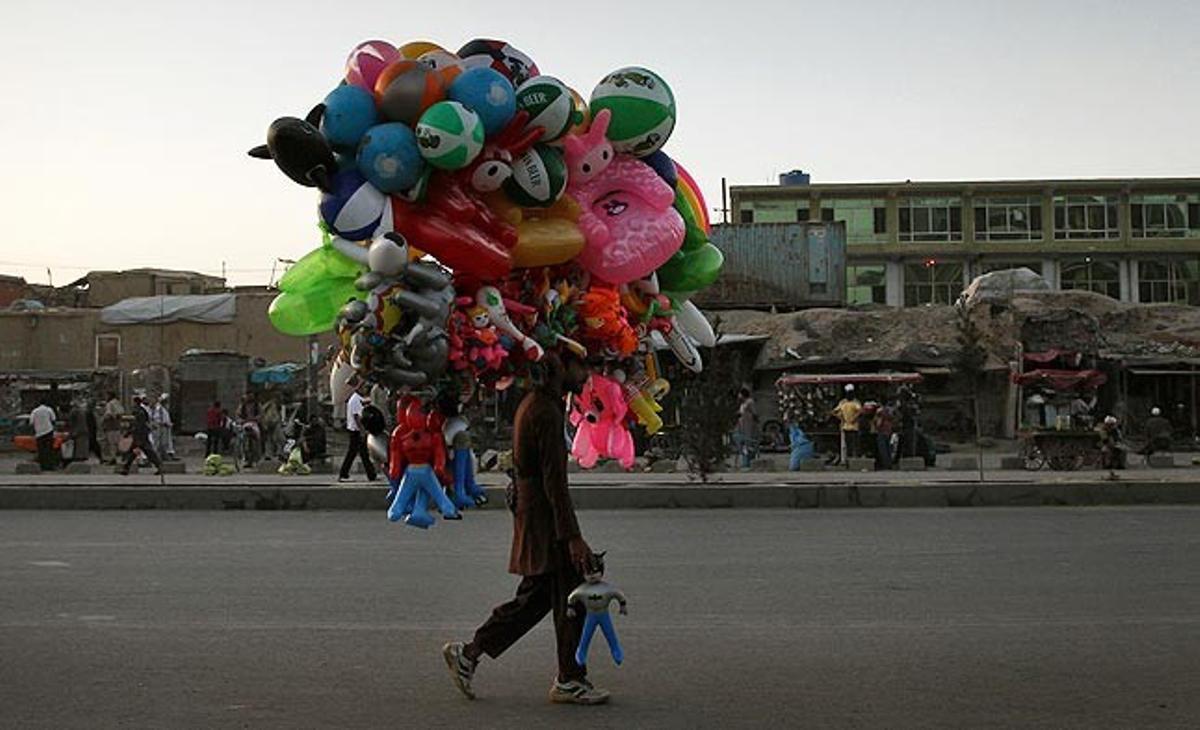 Un afganès ven aquest dilluns ninots inflables a Kabul.