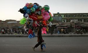 Un afganès ven aquest dilluns ninots inflables a Kabul.