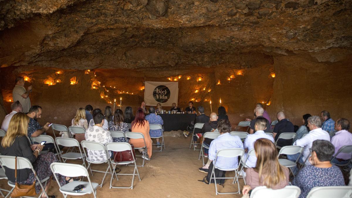 Una enorme cueva, cerca de Azuara, acogió el debate acerca de la bebida.