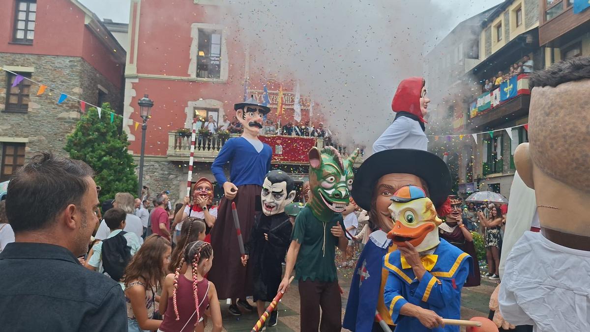En imágenes: Así fue el chupinazo de las fiestas de Nuestra Señora de la Barca y San Roque En imágenes: Así fue el chupinazo de las fiestas de Nuestra Señora de la Barca y San Roque