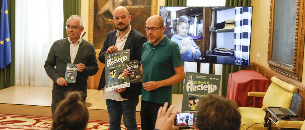 Por la izquierda, Antón García, Miguel Barrero y David Guardado, ayer, durante la presentación del Día de la Reciella en el Ayuntamiento.