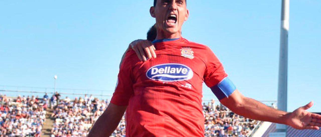 El defensa grancanario Juanma Marrero celebra su tanto ante el Recreativo en El Colombino en el play off de ascenso a 2ª.