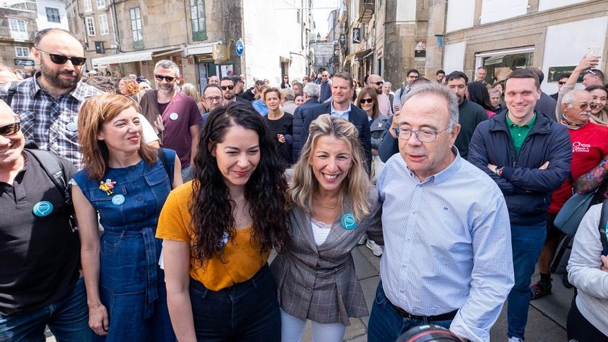 La candidata de Compostela Aberta, María Rozas, junto a la ministra Yolanda Díaz y el aspirante a la reelección Xosé Sánchez Bugallo.