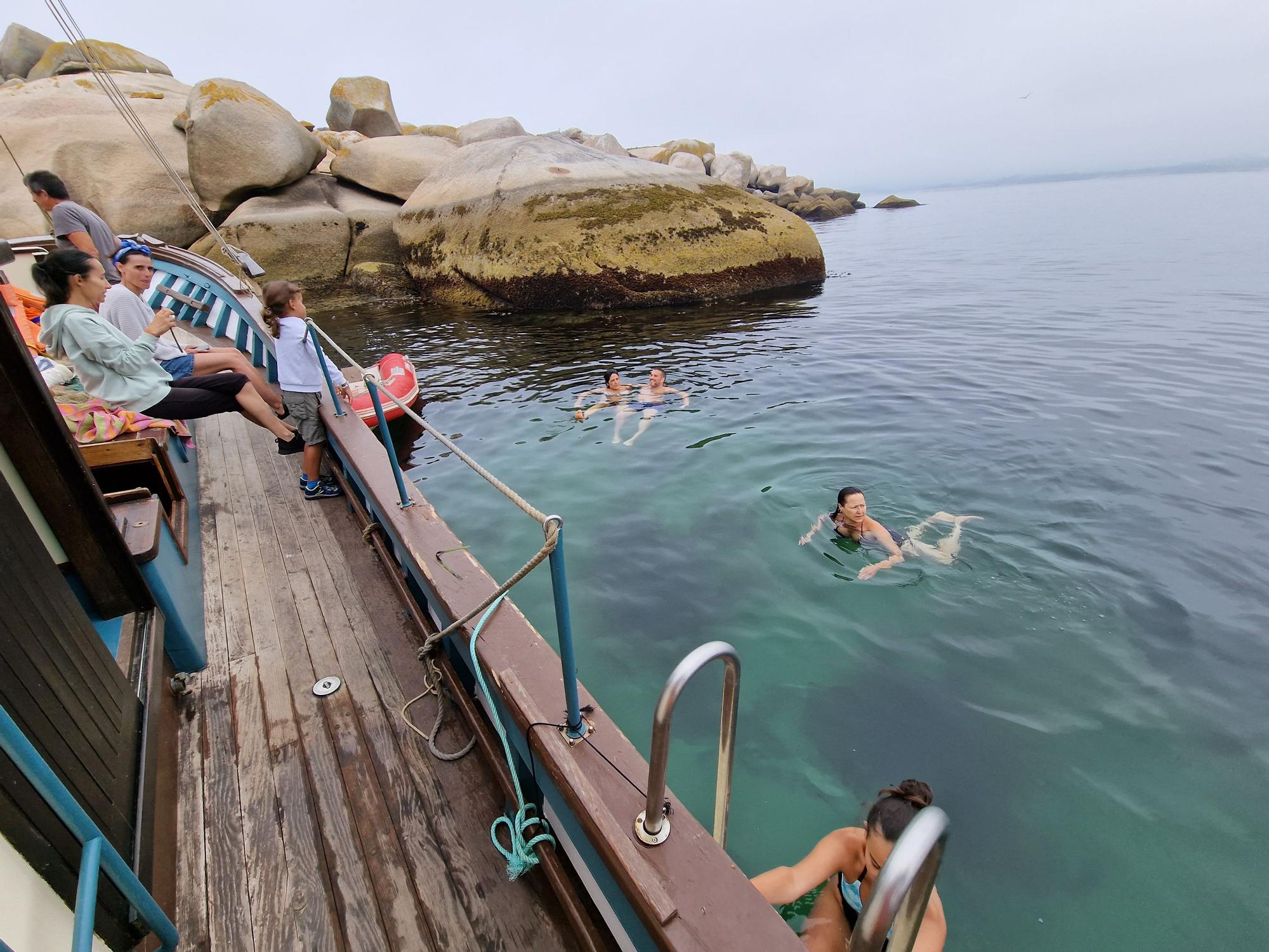 De visita en las Islas Atlánticas de Galicia a bordo del aula flotante "Chasula".