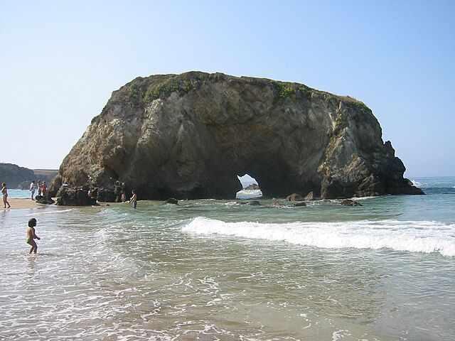 La Playa de Peñarronda es famosa por su roca única