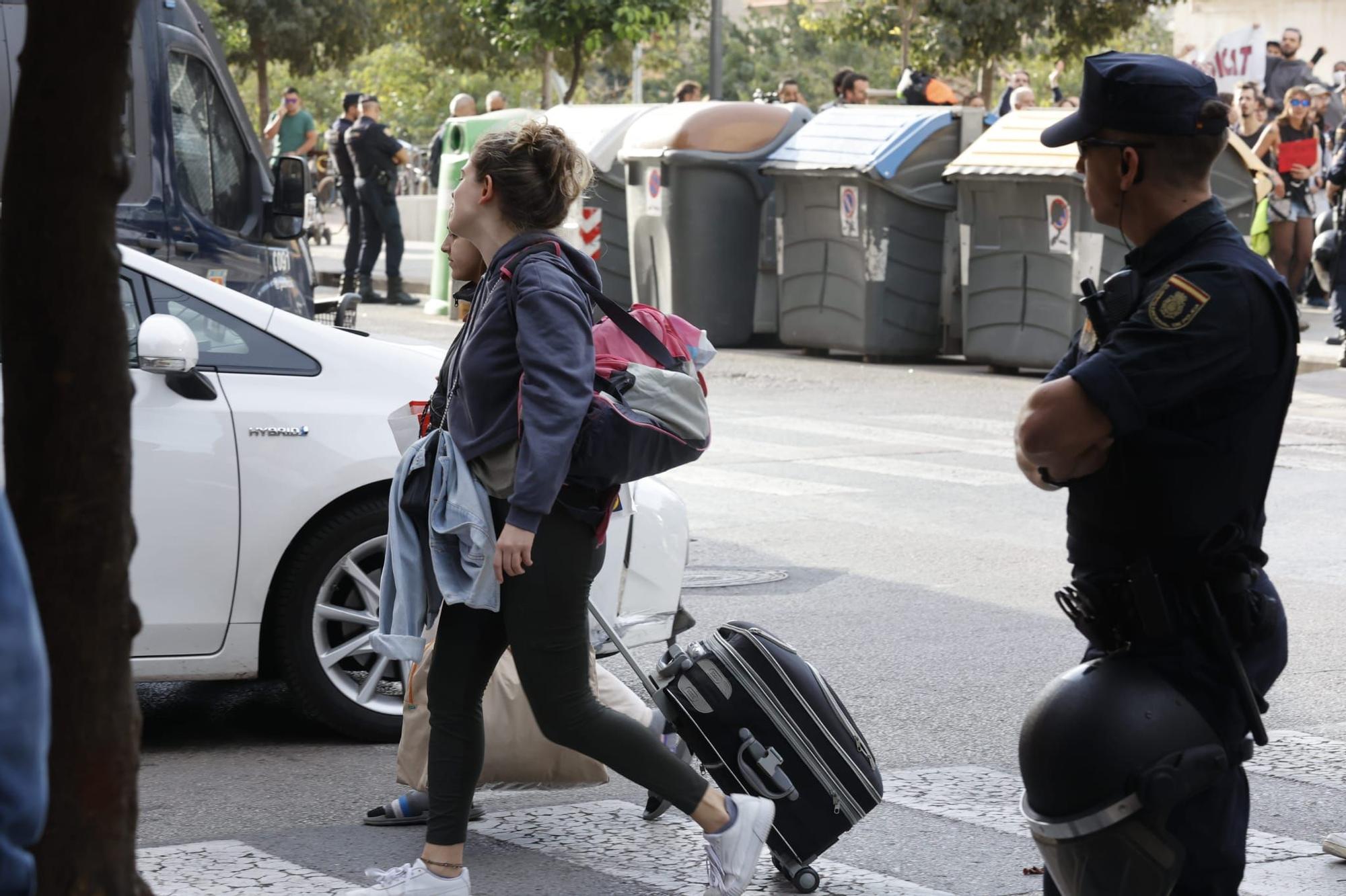 Un nuevo dispositivo con decenas de antidisturbios ejecuta el desahucio de un joven en València